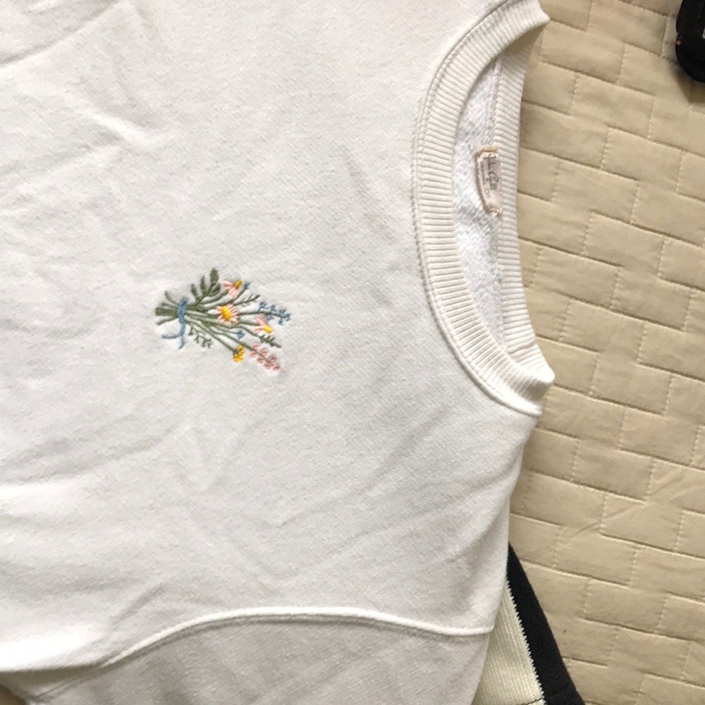 crew neck sweater with flower bouquet